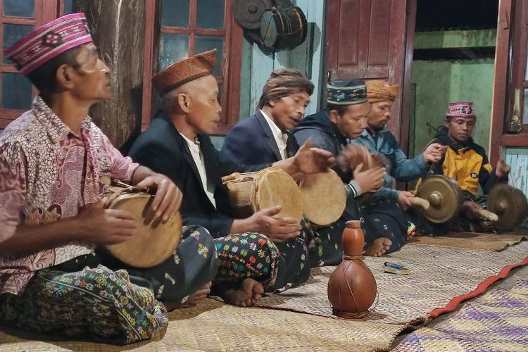 Tua adat Kampung Biting menerima tamu dari Kampus Bina Nusantara Jakarta di Mbaru Gendang (rumah gendang) tadi malam dengan ritual adat sesuai adat istiadat setempat, Minggu malam, (27/3/2022). (KOMPAS.com/DOK PEMANDU WISATA-Muhammad Boeharto)