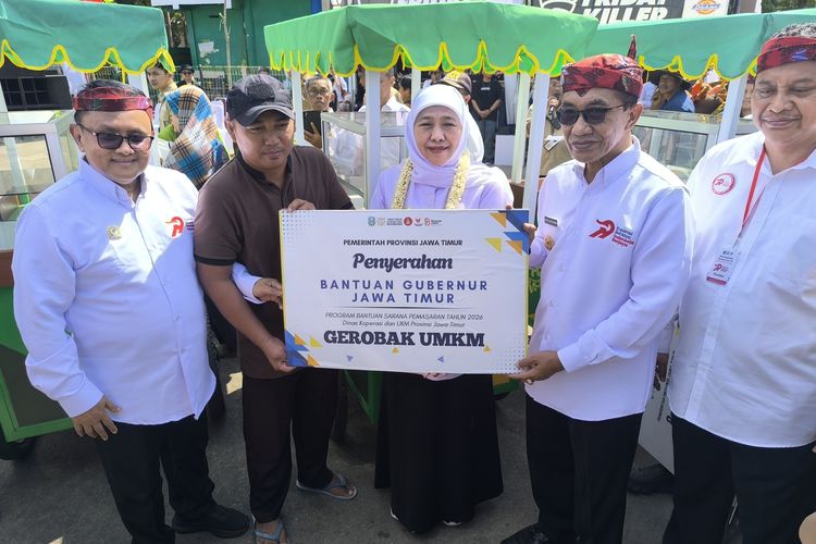 Pelaku UMKM Semringah Terima Bantuan Gerobak dari Khofifah Saat Harkopnas 2026