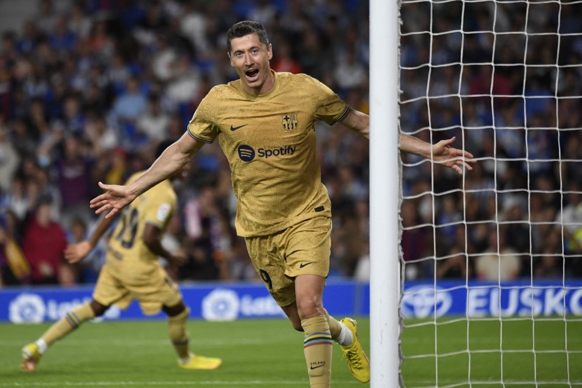 Penyerang Barcelona Robert Lewandowski merayakan golnya ke gawang Real Sociedad pada laga pekan kedua Liga Spanyol 2022-2023. Laga Real Sociedad vs Barcelona digelar di Stadion Anoeta, Senin (22/8/2022) dini hari WIB.