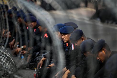 Demonstran Atas Nama GNKR Mulai Berkumpul di Sekitar Gedung MK