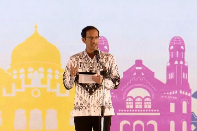 Mendikbud Ristek Nadiem Makarim berpidato dalam acara HUT PGRI ke 77 dan Peringatan Hari Guru Nasional, di Marina Convention Center, Semarang, Sabtu (3/12/2022).