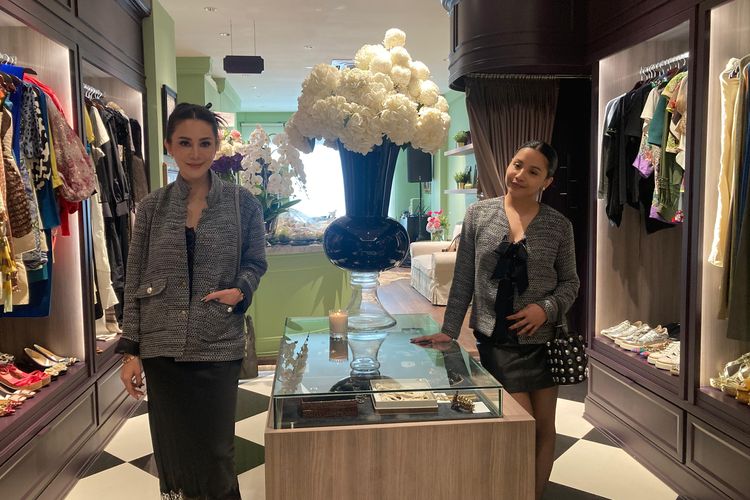 Pendiri Buds & Buttons Vicky Supit (kiri) dan Priscilla Pieters (kanan) di Buds & Buttons, Jakarta Selatan, Kamis (25/9/2025).