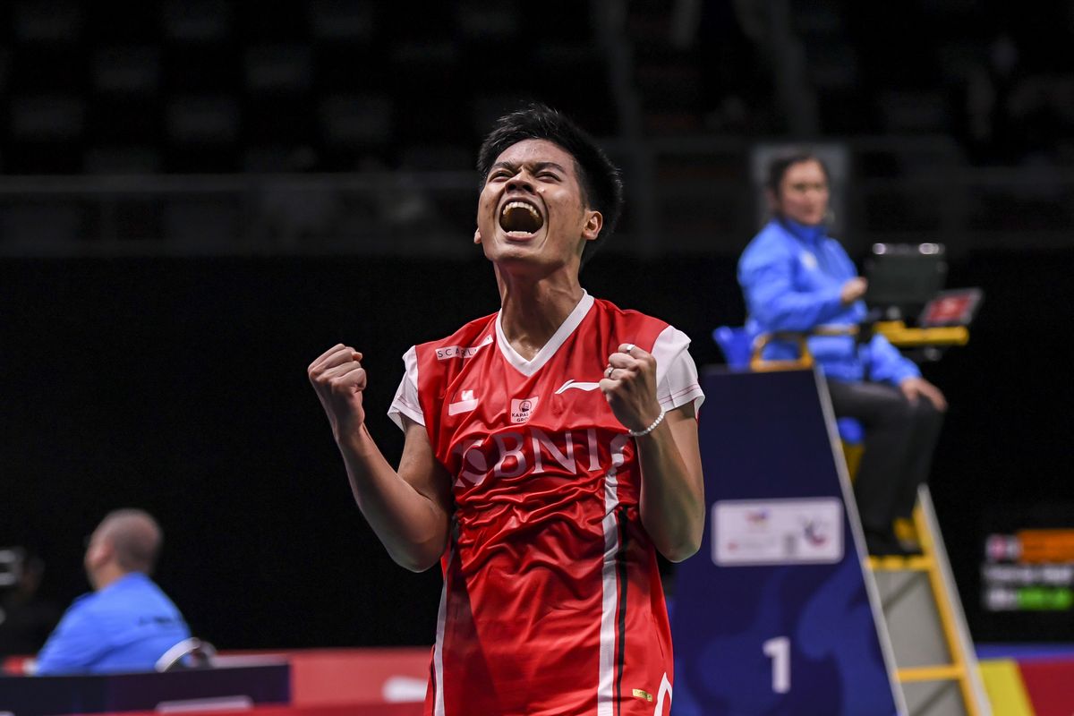 Ekspresi dari pebulu tangkis tunggal putra Indonesia Syabda Perkasa Belawa usai mengalahkan pebulu tangkis tunggal putra Korea Selatan Yun Gyu Lee dalam pertandingan babak penyisihan grup A Piala Thomas 2022 di Impact Arena, Bangkok, Thailand, Rabu (11/5/2022). Syabda Perkasa Belawa berhasil menang atas Yun Gyu Lee dengan skor 21-14, 11-21 dan 21-16 sekaligus membawa Tim Thomas Indonesia menang atas Korsel dengan skor akhir 3-2 dan menjadi juara grup A. ANTARA FOTO/M Risyal Hidayat/aww.