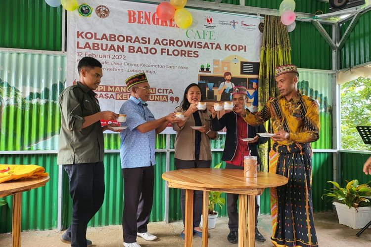 Foto : BPOLBF dan APEKAM melaunching Bengkes Cafe di Desa Cireng, Kecamatan Satar Mese Utara, Kabupaten Manggarai, NTT, pada Minggu (12/2/2022).