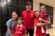 Raffi Ahmad dan Keluarga Foto Bareng Legenda Manchester United Peter Schmeichel