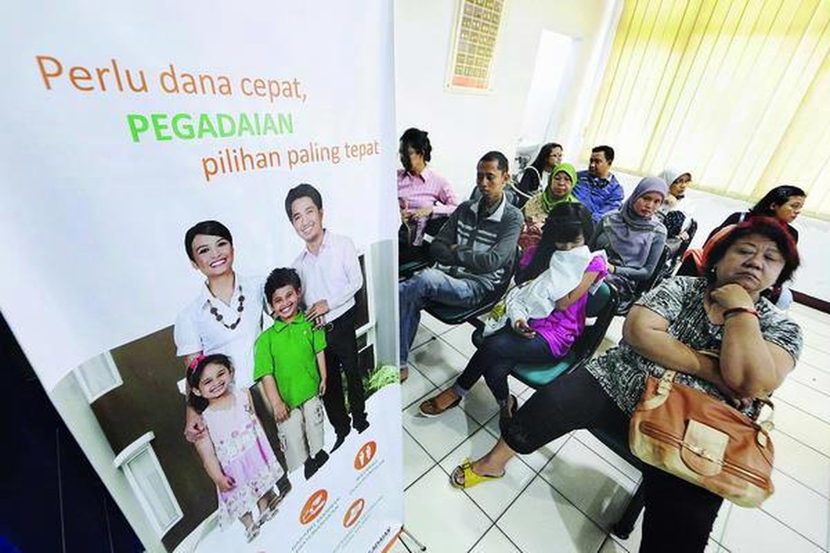 Nasabah  antre untuk melakukan transaksi di Kantor Perum Pegadaian  Senen, Jakarta Pusat, Kamis (18/8). Emas, kendaraan, dan barang elektronik merupakan barang gadai yang dominan  di kantor cabang ini.