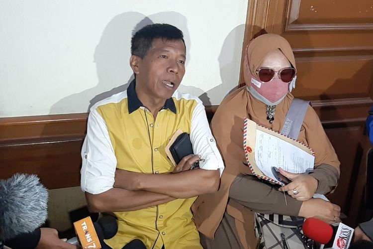 Kiwil dan Rohimah saat menghadiri sidang perdana perceraian mereka di PA Jaksel, Rabu (20/1/2021)