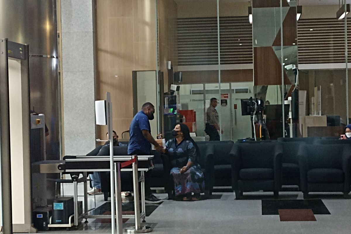 Istri Gubenrur Papua Lukas Enembe, Yulce Wenda tampak berbincang dengan anaknya, Astract Bona Timramo Enembe setelah menjalani pemeriksaan di Gedung Merah Putih KPK, Rabu (18/1/2023).