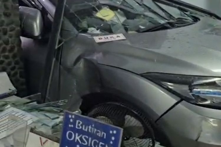 Pengemudi Mobil Lansia Tabrak Depot Air Isi Ulang di Jakbar, Satu Orang Terluka