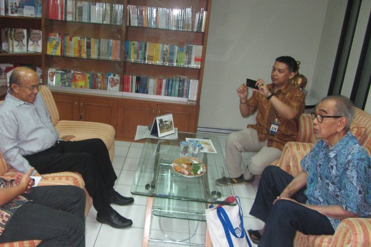 Daoed Josoef (kanan) saat berbincang di kantor Penerbit Buku Kompas.