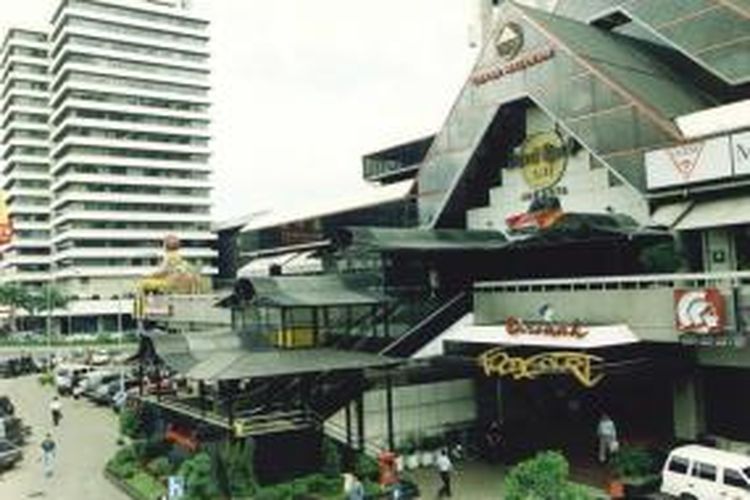 Menara Cakrawala atau Skyline Building di sebelah kiri, bersanding dengan Gedung Sarinah di Jl MH Thamrin Jakarta Pusat.