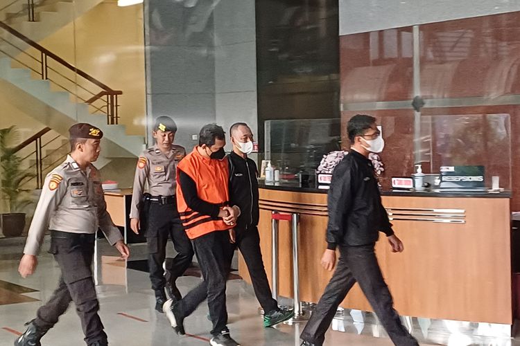 Bupati Sidoarjo, Jawa Timur, Ahmad Muhdlor Ali alias Gus Muhdlor akhirnya mengenakan rompi oranye bertuliskan tahanan Komisi Pemberantasan Korupsi (KPK), Selasa (7/5/2024).