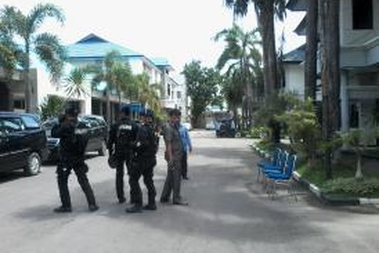 Petugas kepolisian dari Satuan Gegana  mengawal penggeledahan di kantor PDAM Makassar, Senin (1/12/2014).