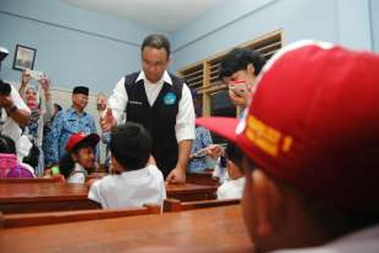 Menteri Pendidikan dan Kebudayan Anies Baswedan saat berkunjung ke SDN Polisi 1, Kota Bogor, untuk melihat proses kegiatan hari pertama masuk sekolah, Senin (18/7/2016).