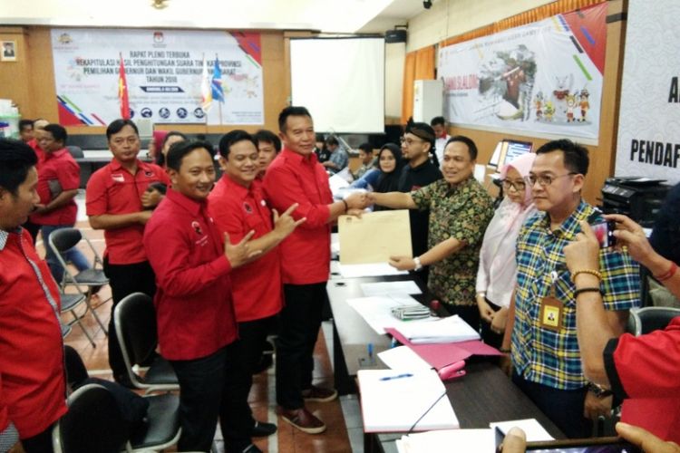 Ketua DPD PDIP Jabar, Tubagus Hasanudin saat mendapingi para pengurusnya dalam proses pendaftaran calon legislatif di Kantor KPU Jabar, Jalan Garut, Selasa (17/7/2018).