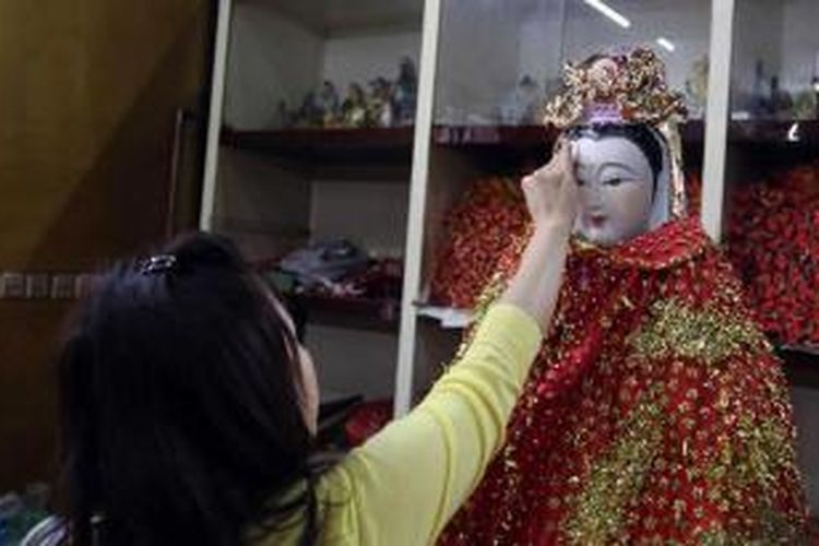 Warga Tionghoa membersihkan Taopekong jelang perayaan Tahun Baru Imlek 2565 di Vihara Amura Bhumi, Jakarta Selatan, Kamis (23/1/2014). Bersih-bersih Taopekong komplek vihara merupakan ritual seminggu sebelum perayaan Imlek.  