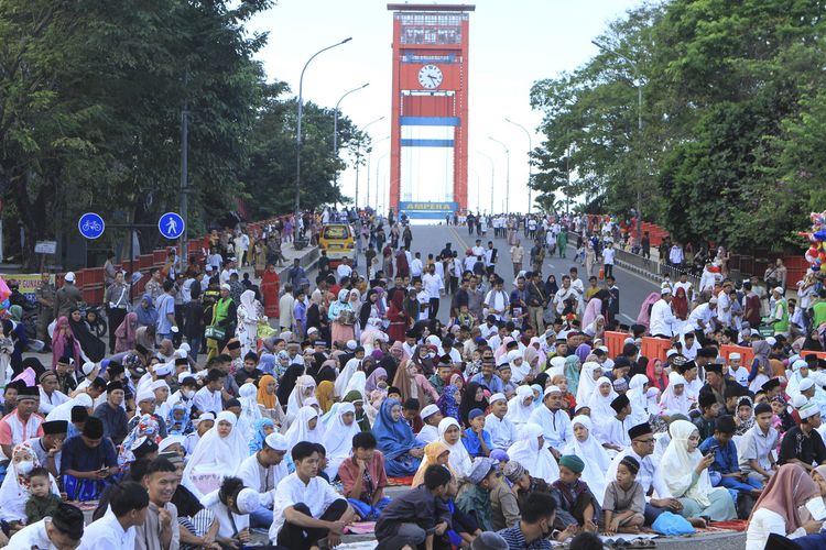 Ribuan warga Palembang melaksanakan Shalat Idul Adha 1443 hijriah, Minggu (10/7/2022).