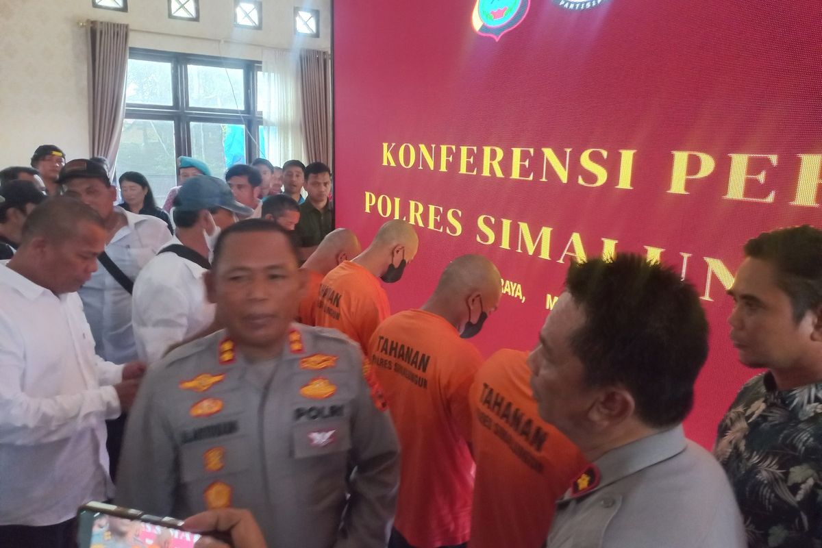 Foto: Kapolres Simalungun AKBP Marganda Aritonang saat menghadirkan empat tersangka pelaku rudapaksa terhadap seorang remaja perempuan di Mako Polres Simalungun, Rabu (7/5/2025).