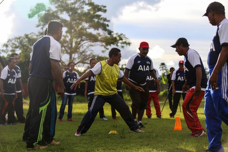 Anton Blackwood dan Danny Mitchell memberikan pelatihan kepada para pelatih pemula sepak bola di lapangan Mandala, Ambon, Jumat (20/4/2018). Program pelatihan bagi pelatih sepak bola AIA Sepak Bola Untuk Negeri - Train The Trainer berlangsung dari tanggal 17 April - 27 April 2018 di berbagai daerah seperti Jakarta, Ambon, Tulehu dan Bandung.