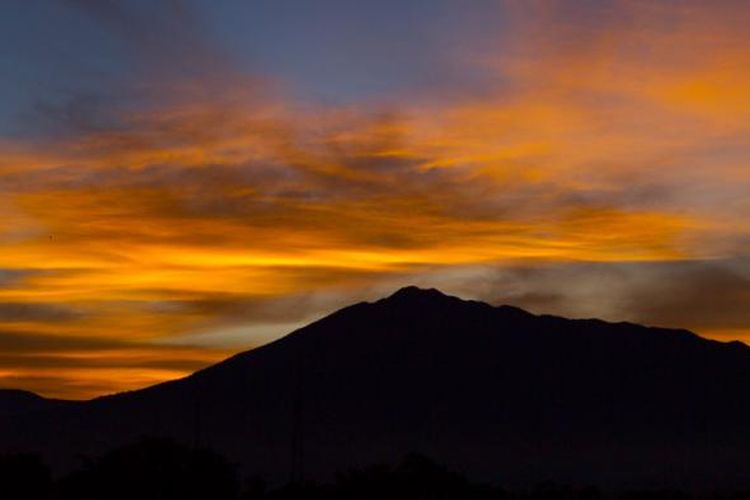 Gunung Gede Pangrango, Jawa Barat pada pagi hari dilihat dari Caringin, Kabupaten Bogor, 30 November 2013.