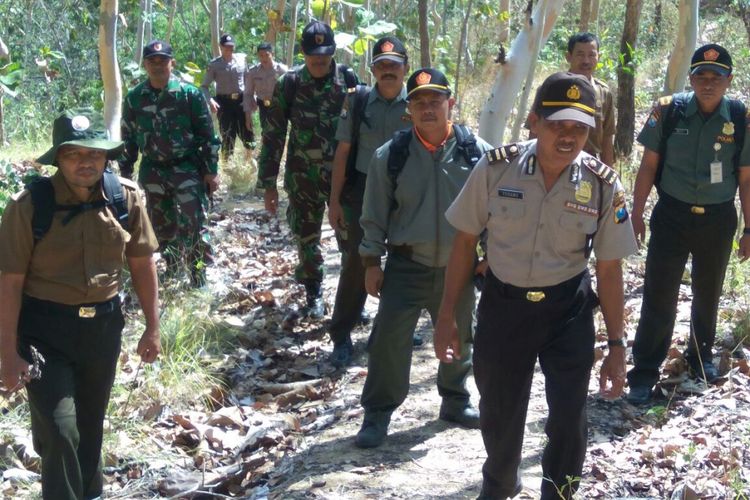 Tim Gabungan dari BPBD Ponorogo, Polsek, Koramil dan Polhut berangkat menuju lokasi menelusuri sumber api terbakarnya Hutan Maguwan, Kecamatan Sambit, Kabupaten Ponorogo, Senin ( 17/7/2017)