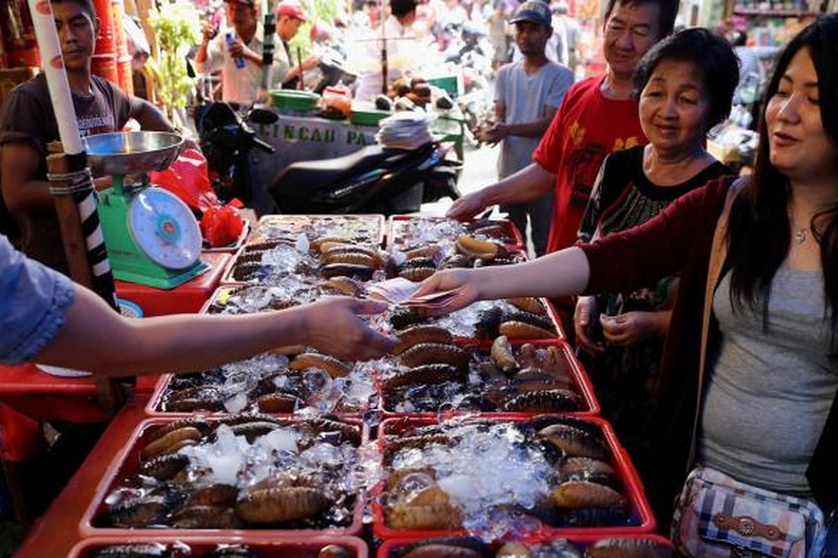 Suasana di Pasar Glodok di kawasan Pecinan Petak Sembilan, Taman Sari, Jakarta Barat, Rabu (25/1/2017). Aktivitas ekonomi di Pasar Glodok menunjukkan peningkatan dan para pedagang sudah menjajakan berbagai kebutuhan perayaan menjelang Imlek 2568 pada 28 Januari 2017.