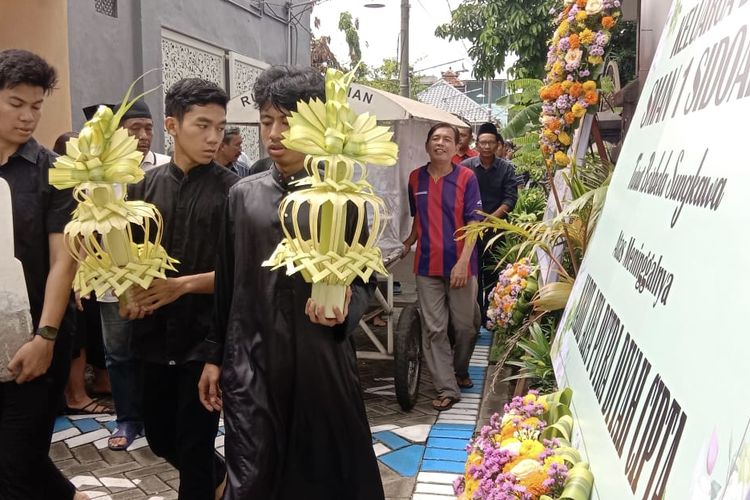 Proses pemakaman siswa SMAN 1 Sidoarjo, korban kecelakaan bus, Jumat (19/1/2024).