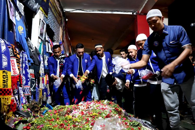 Seusai doa bersama  untuk memperingati 40 hari Tragedi Kanjuruhan pelatih, pemain, official dan manajemen Aremania tabur bunga di Gate 13 Stadion Kanjuruhan Kepanjen, Kabupaten Malang, Rabu (9/11/2022) malam.