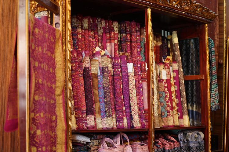 Sejumlah gulungan kain songket palembang di Rumah Songket Adis di Palembang, (20/11/2022).