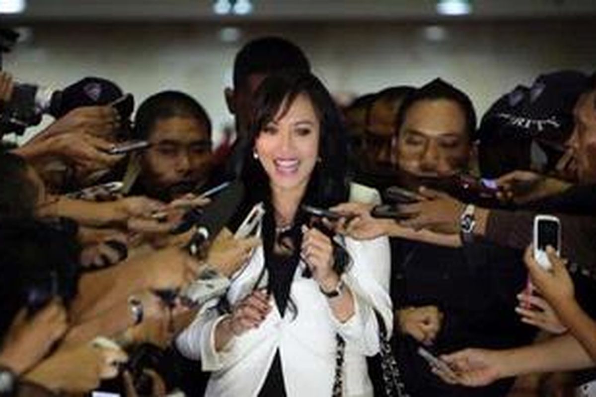 Anggota Komisi IX Dewan Perwakilan Rakyat, Angelina Sondakh, meninggalkan gedung Komisi Pemberantasan Korupsi (KPK), Jakarta, Kamis (15/9/2011). Angelina Sondakh diperiksa selama delapan jam sebagai saksi dalam kasus pembangunan wisma alet SEA Games di Palembang yang melibatkan tersangka Muhammad Nazaruddin.