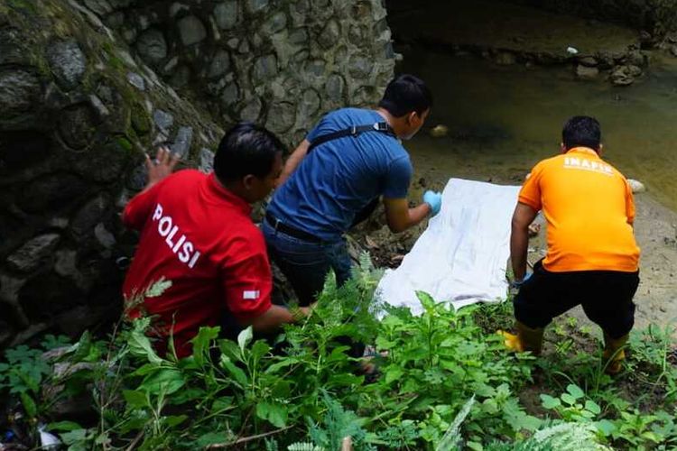 Petugas dari Polres Mojokerto Kota, melakukan identifikasi dan evakuasi terhadap jenazah bocah SD yang ditemukan di bawah jembatan Sungai Kedung Ungkal, di tepi hutan Kemlagi, Kabupaten Mojokerto, Jawa Timur, Kamis (30/1/2020).