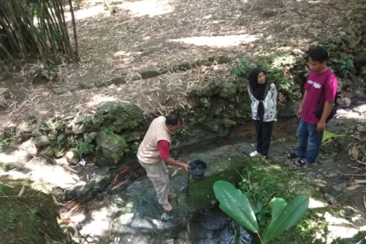 Petugas mengecek sumber mata air di wilayah Kapanewon Kalibawang, Kabupaten Kulon Progo.