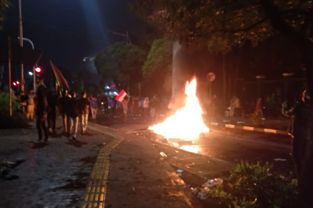 Massa demonstran bakar-bakaran di Jalan Gelora, Jakarta Pusat pukul 20.30, Selasa (24/9/2019).