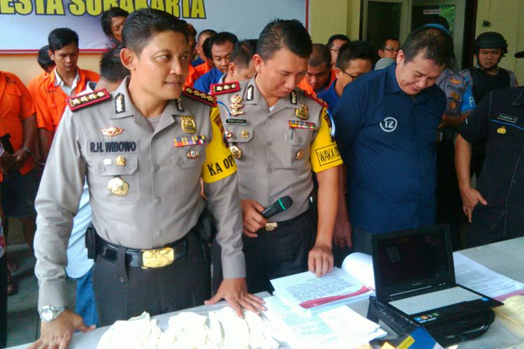 Kapolresta Surakarta, Kombes Pol Ribut Hari Wibowo didampingi Waka Polresta Surakarta, AKBP Andy Rifai dalam pers rilis akhir tahun 2017 di Solo, Jawa Tengah, Jumat (29/12/2017).