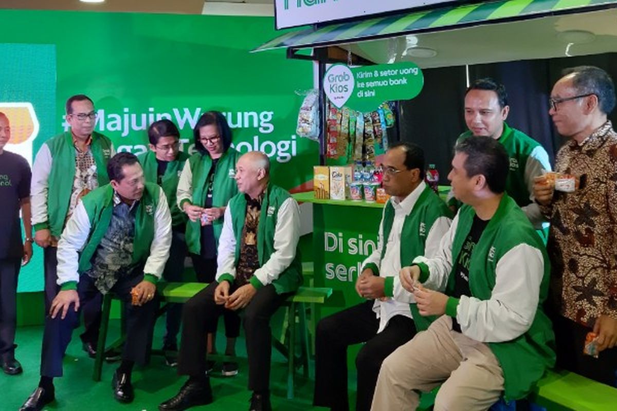 Peresmian aplikasi GrabKios dihadiri oleh Menteri Perhubungan Budi Karya Sumadi, Menteri Koperasi dan Usaha Kecil Menengah Teten Masduki, Direktur Utama Bulog Budi Waseso, Managing Director Grab Indonesia Neneng Goenadi, dan CEO GrabKios Agung Nugroho di gedung Smesco, Kamis (7/11/2019).
