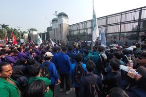 Massa BEM SI Demo di Depan Gedung DPR, Tuntut Realisasi Janji Pendidikan Gratis