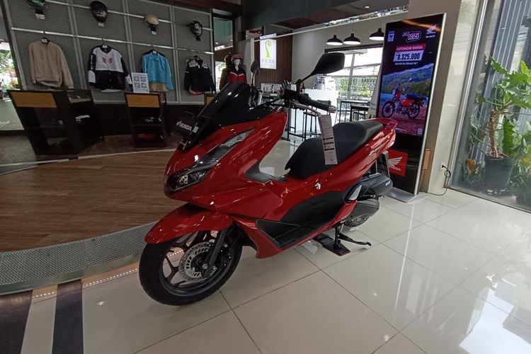 Ilustrasi motor matik di diler motor Honda