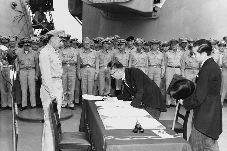 Menteri Luar Negeri Jepang, Mamoru Shigemitsu, menandatangani dokumen penyerahan Jepang di atas USS Missouri di depan Jenderal Richard K. Sutherland pada 2 September 1945.