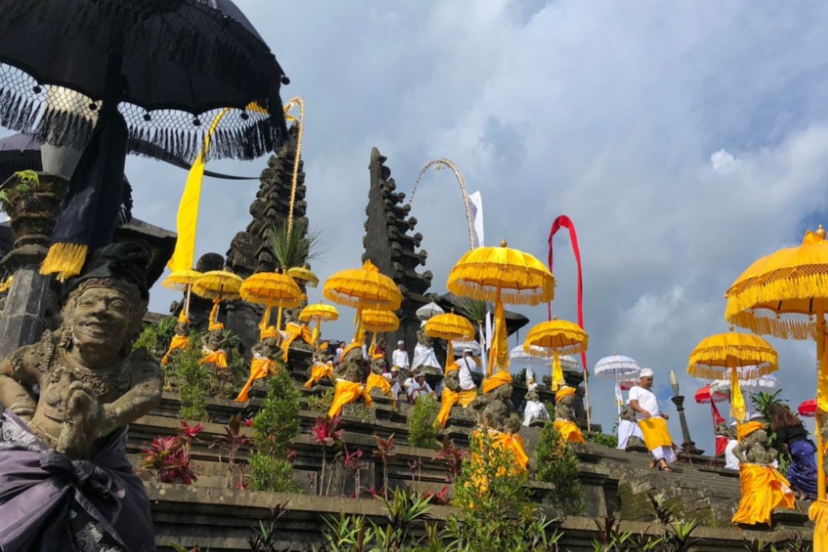 One can never get bored of visiting famous Besakih Temple in Bali that is equally historic and stunning.