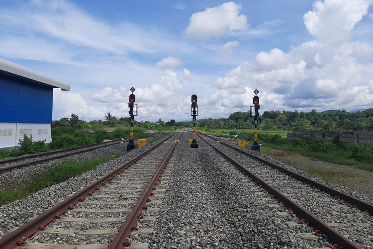 Jalur utama perlintasan Kereta Api (KA) Makassar-Parepare.


