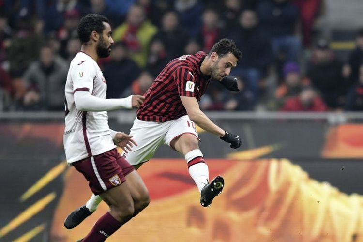 Gelandang AC Milan, Hakan Calhanoglu, mencetak gol ketiga AC Milan pada laga Coppa Italia kontra Torino di Stadion San Siro, 28 Januari 2020.