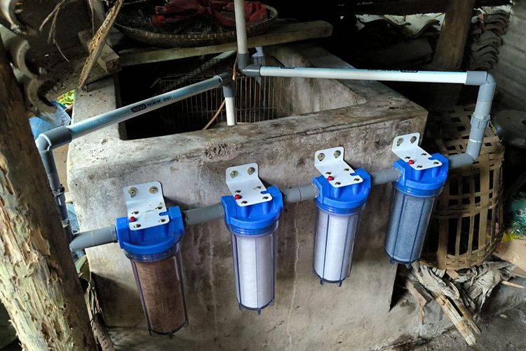 Satu set peralatan filter air yang telah terpasang di Desa Sirnaresmi, Sukabumi, Jawa Barat