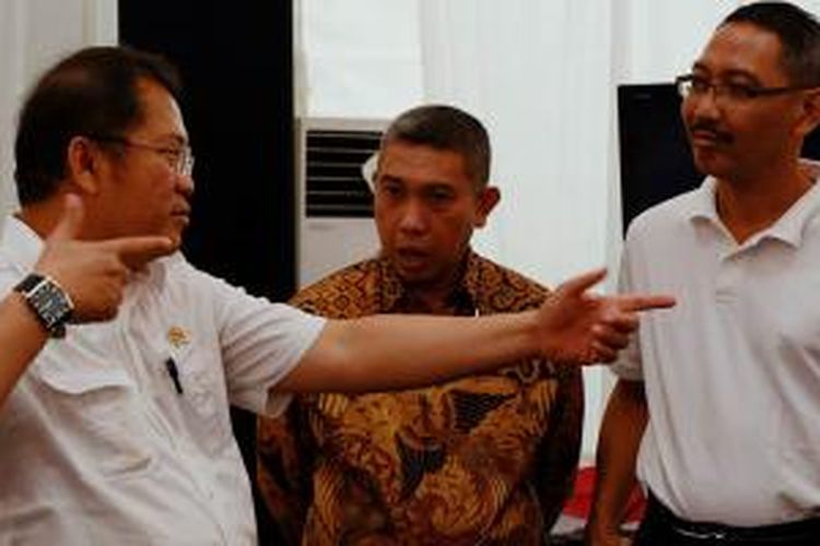 (Kanan, berkaus putih) Direktur Network and IT Solution Telkom, Abdus Somad Arief sedang bercakap dengan Menkominfo Rudiantara di Makassar, Minggu (3/4/2015).