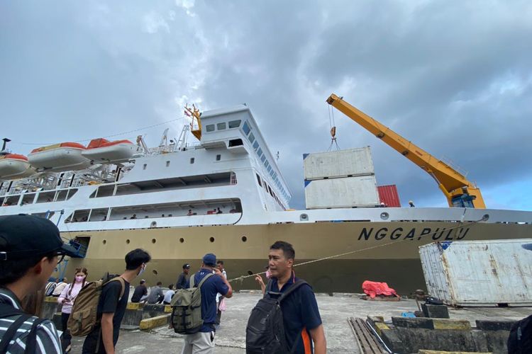 Kapal Pelni NGGAPULU yang berangkat dari Pelabuhan Banda Neira menuju Pelabuhan Kota Ambon. 