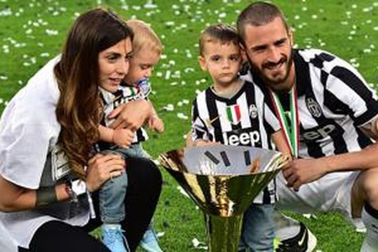 Keluarga melengkapi kebahagiaan Leonardo Bonucci dalam perayaan scudetto, Sabtu (23/5/2015). 