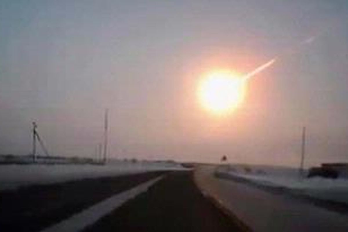 Adegan yang diambil dari rekaman video seorang pengendara mobil dari Kostanai, Kazakhstan, ke Chelyabinsk, Rusia, Jumat (15/2/2013) memperlihatkan bola api besar meteor yang meledak.
