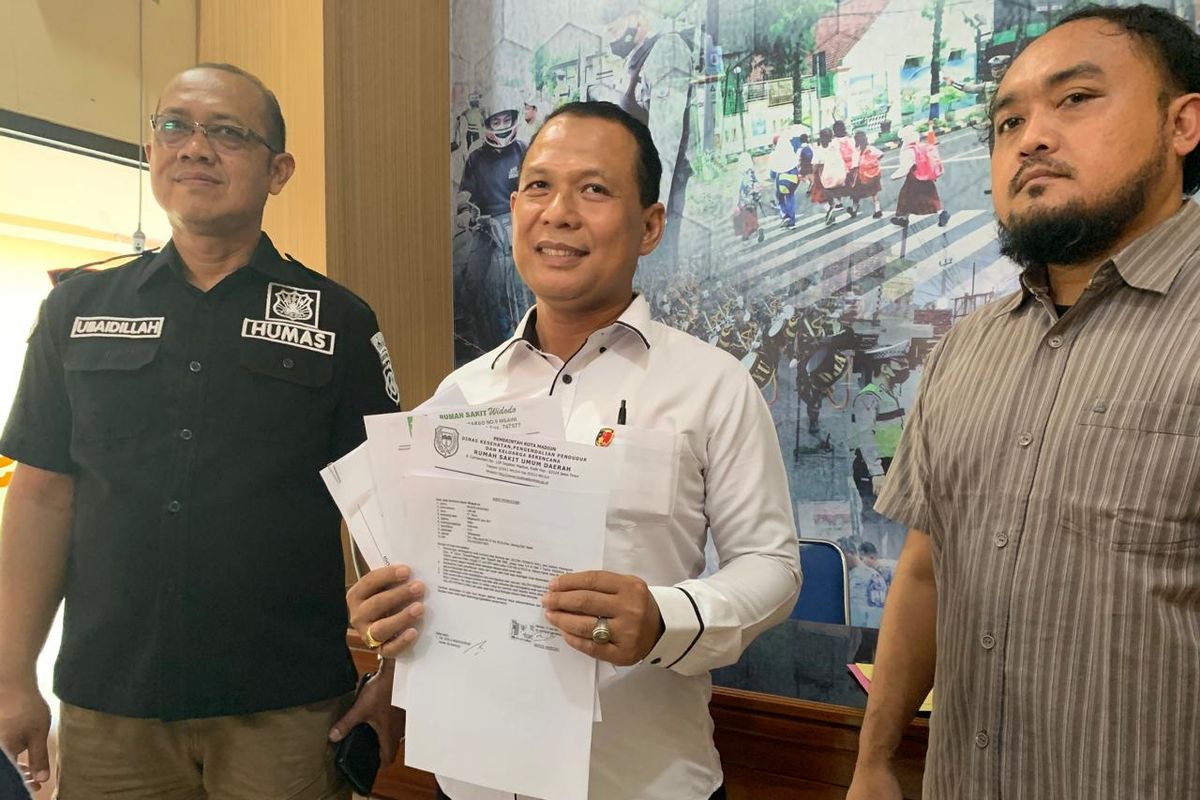 Kasat Reskrim Polres Madiun Kota, AKP Sujarno menunjukkan hasil rekam medis korban siswi SMAN 3 Taruna Angkasa Madiun berinisial GP (16). Dari rekam medis itu disimpulkan korban meninggal karena sakit.