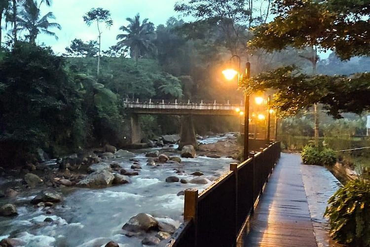 Tempat wisata bernama Kopi Tubing di Kabupaten Bogor yang memungkinkan wisatawan untuk melakukan kegiatan river tubing (dok. Instagram Kopi Tubing).