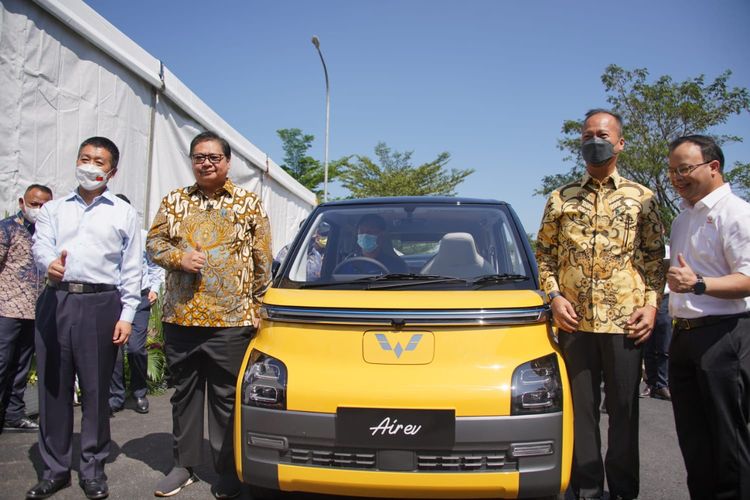 Menteri Koordinator Bidang Perekonomian Airlangga Hartarto dan Menteri Perindustrian Agus Gumiwang Kartasasmita meresmikan produksi perdana mobil Wuling Air EV buatan Indonesia di PT SAIC General Motors Wuling (SGMW) Motor Indonesia, Cikarang, Jawa Barat pada Senin (8/8/2022).  