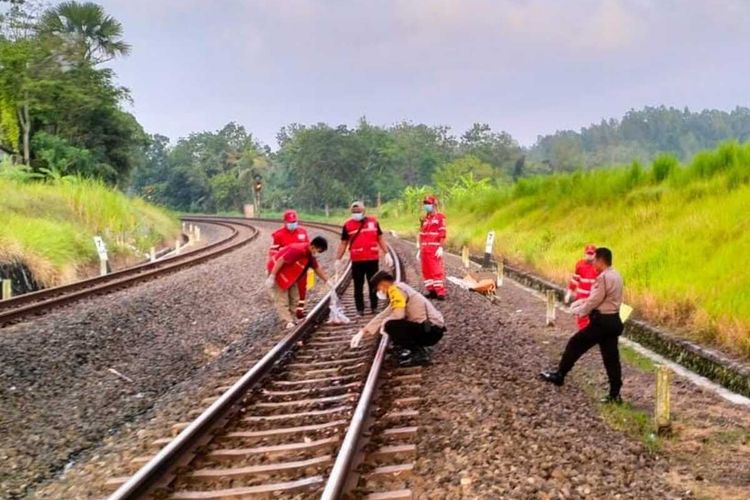 Polsek Sentolo dan PMI Kulon Progo tengah mengevakuasi korban tertemper kereta di Kapanewon Sentolo, Kabupaten Kulon Progo, Daerah Istimewa Yogyakarta.